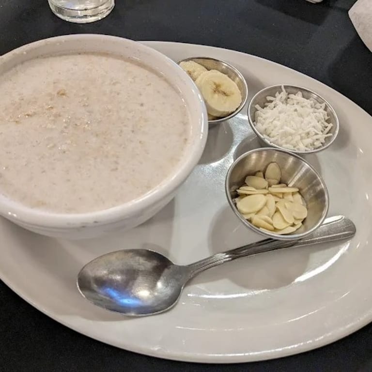 Oatmeal Delights: A Comforting Breakfast Option